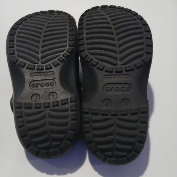 Kids Unisex Black Crocs. Youth Size 1 - Picture 5 of 8